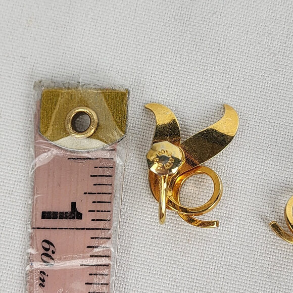 Vintage Bond Boyd Golf Fill Leaf Screw Back Earrings - Picture 6 of 6